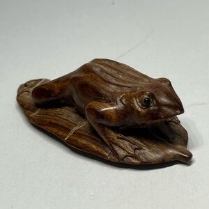 Netsuke Frog toad carved boxwood sculpture